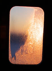 乗車口の窓です。凍っていますね。