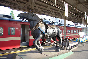 岩見沢駅の定番写真。７１１系と農耕馬。